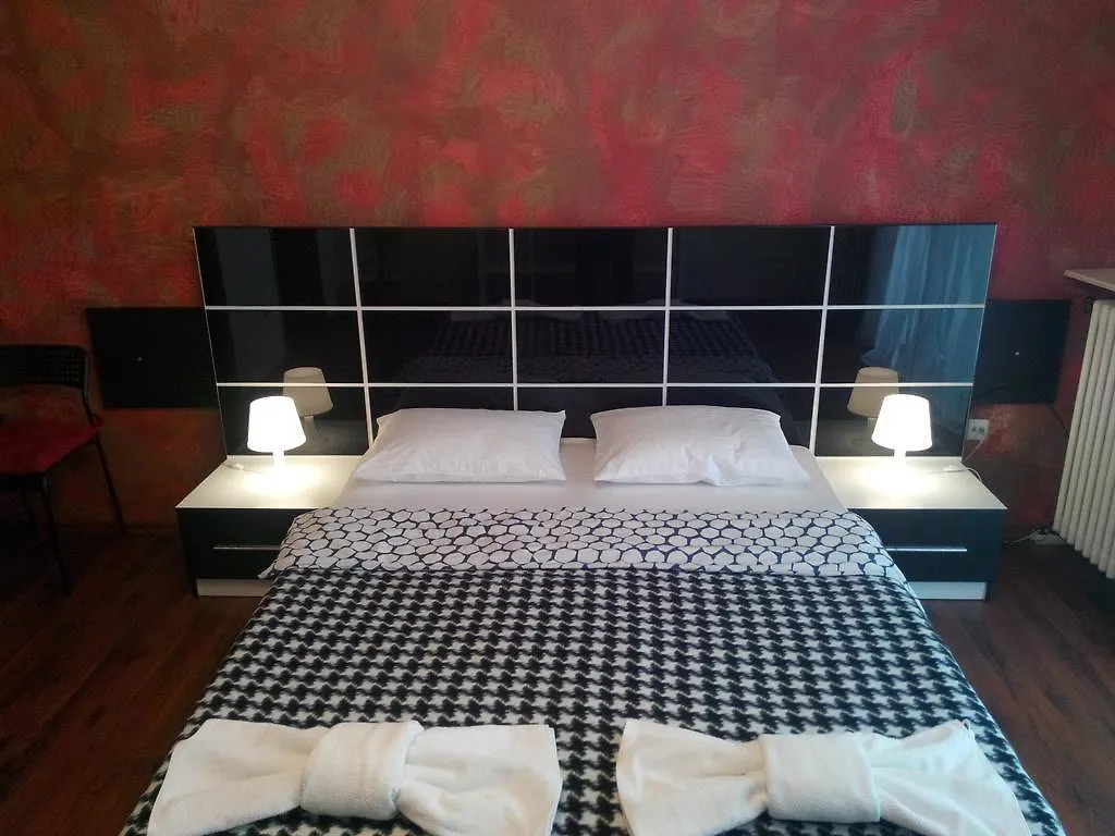Black & White Hotel Bucharest Apartment