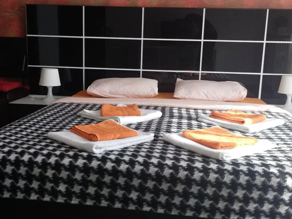 Black & White Hotel Bucharest Apartment